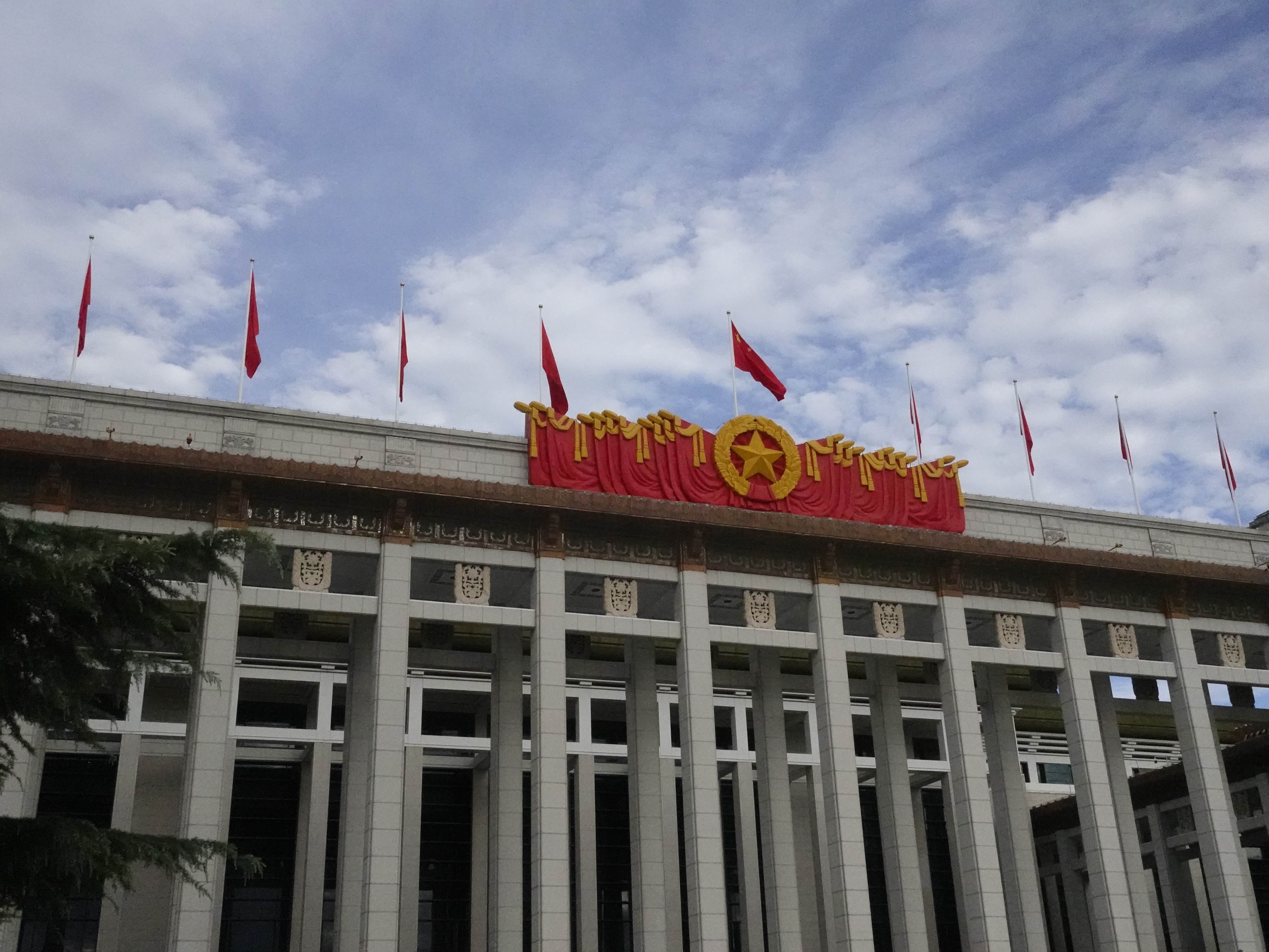 出口，前门是天安门广场，对面是人民大会堂